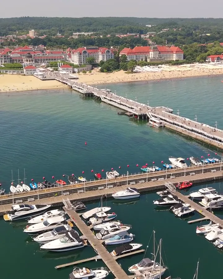 Molo i marina w Sopocie widziane z drona